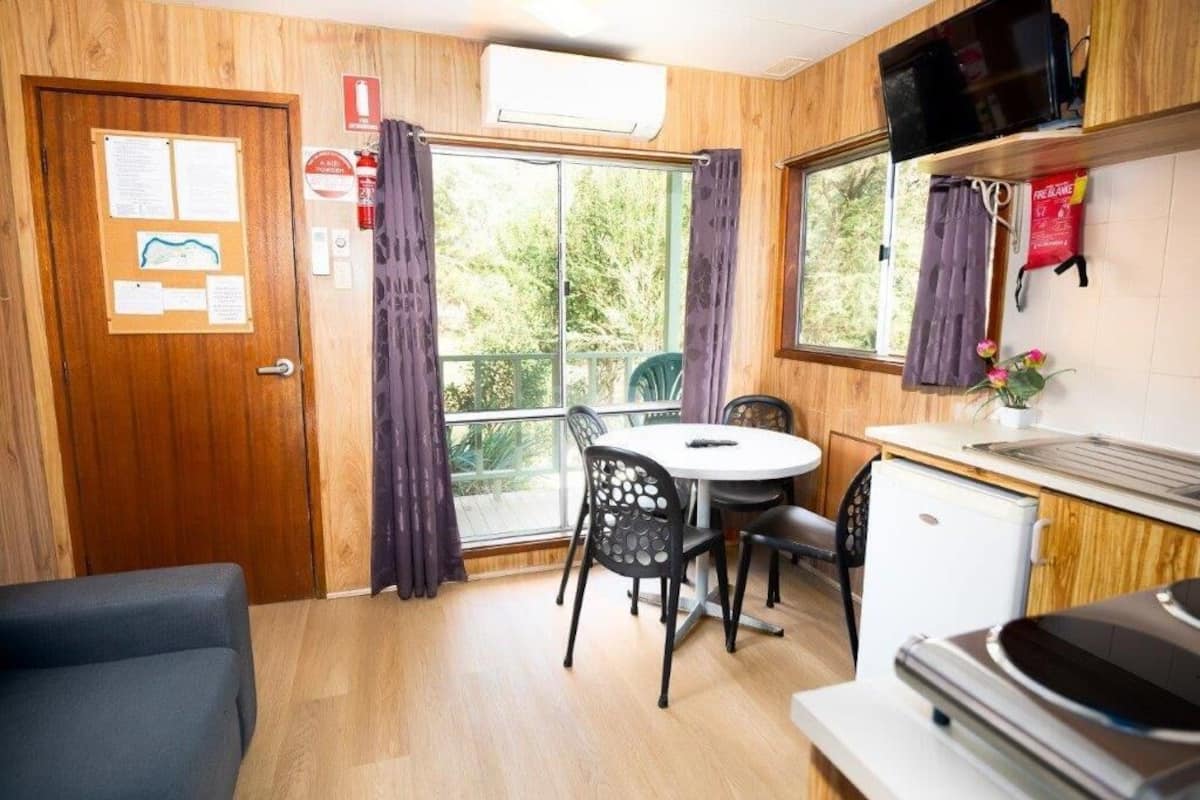 Riverside: Open Plan Ensuite Cabin | In-room dining