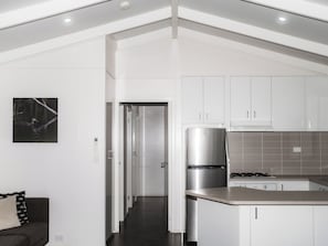 Park: 2 Bedroom Superior Villa | Cocina privada | Refrigerador, microondas, parrilla de estufa y tostadora