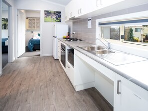 Vil·la estàndard | Cuina privada | Frigorífic, microones, placa de cuina i torradora 