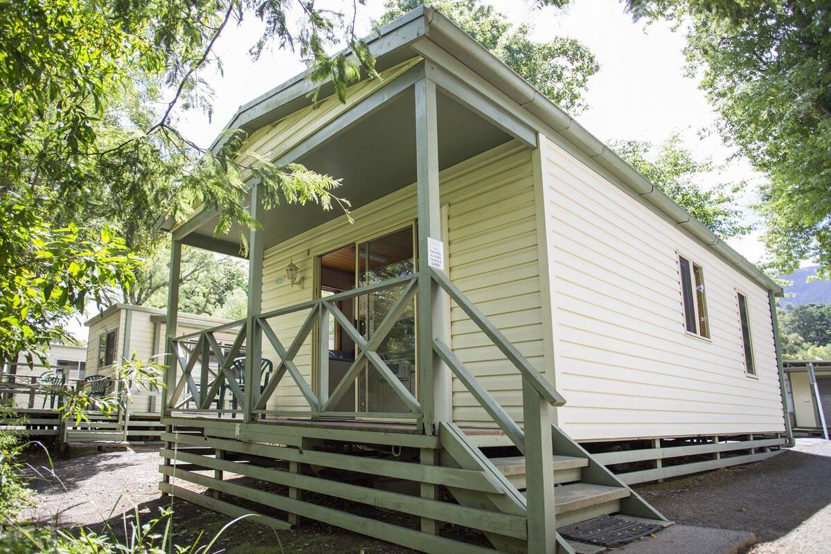 Riverside: 2 Bedroom Ensuite Cabin | Terrazza/patio