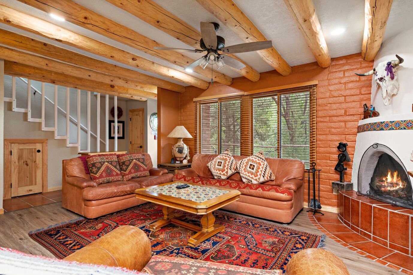 Een smart-tv, een open haard en boeken