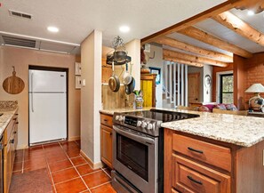 Een koelkast, een microgolfoven, een oven, een kookplaat