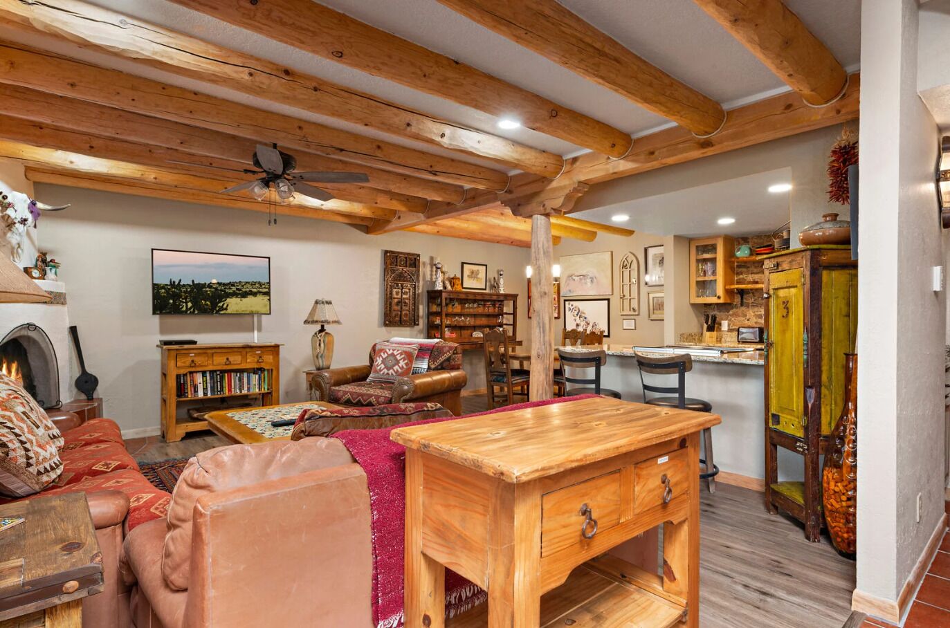 智能电视、壁炉、书