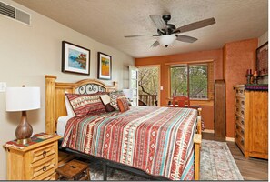 2 chambres, bureau, fer et planche à repasser, lit de bébé portatif