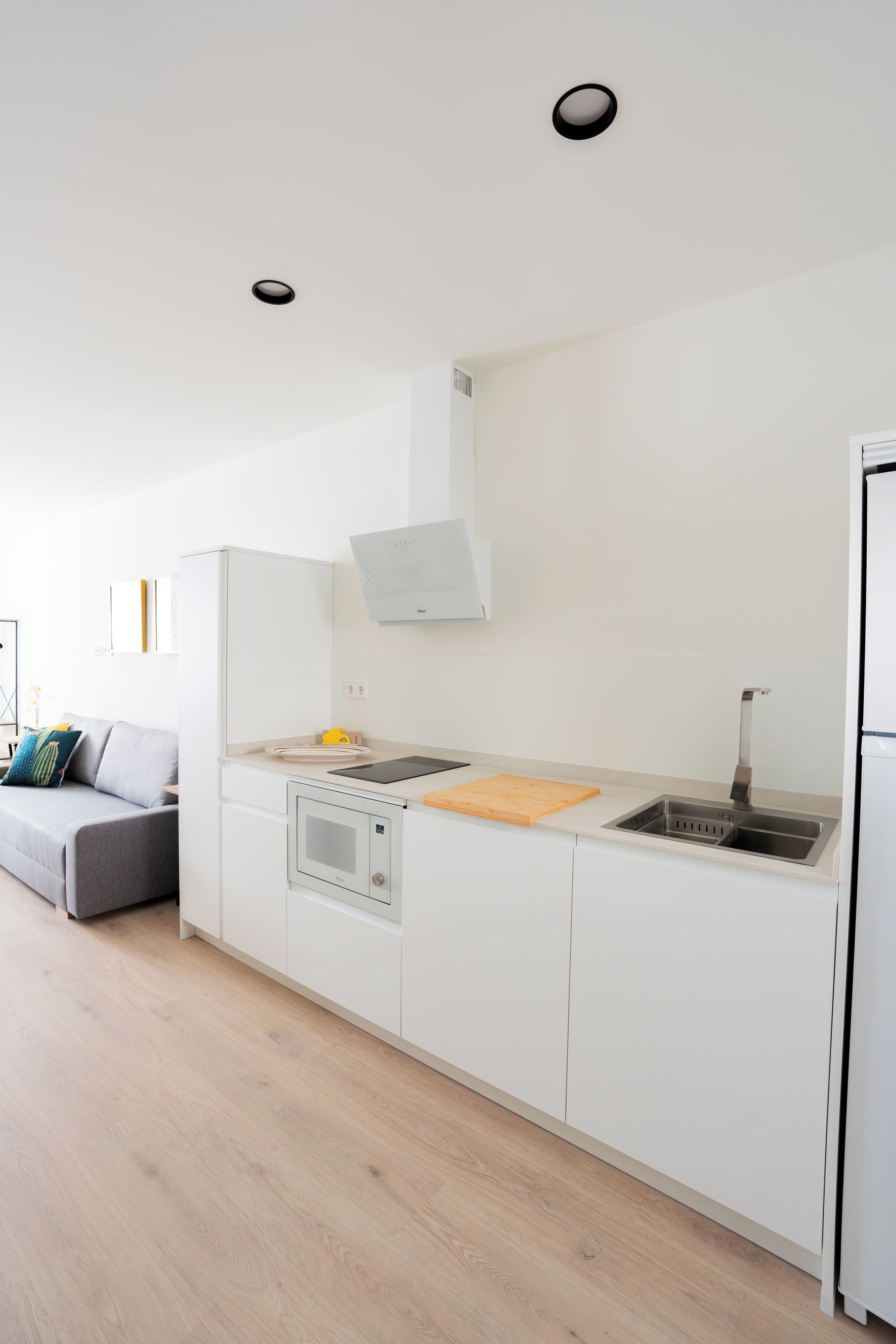 Deluxe Apartment | Private kitchen | Full-size fridge, microwave, cookware/dishes/utensils