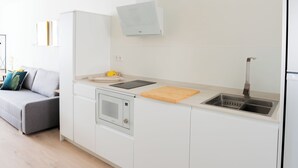デラックス アパートメント | 専用キッチン | 大型冷蔵庫、電子レンジ、調理器具と食器