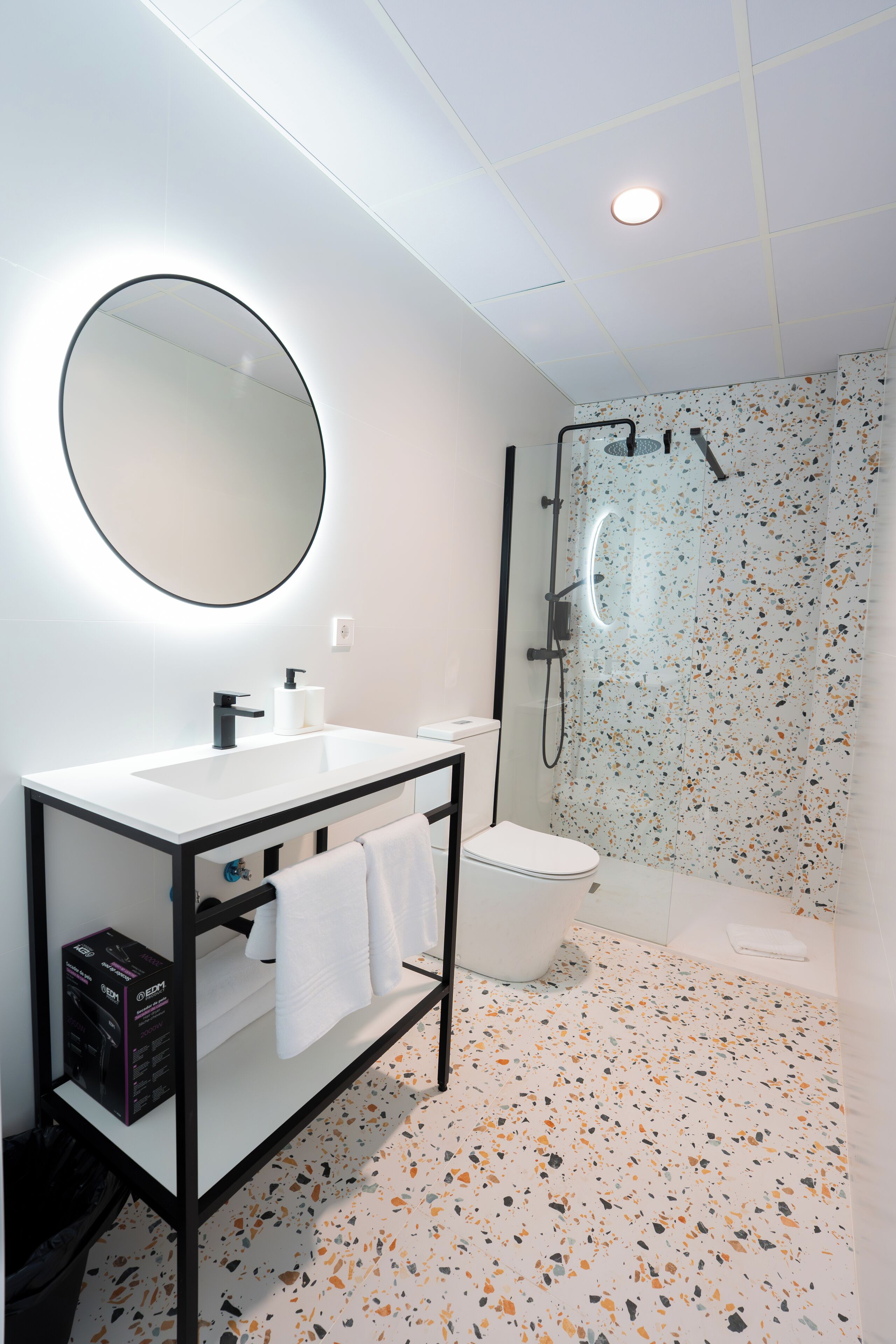 Comfort Apartment | Bathroom | Shower, hair dryer, towels, soap