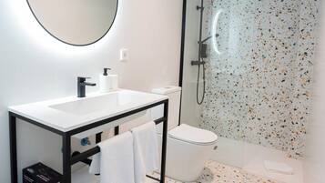 Comfort Apartment | Bathroom | Shower, hair dryer, towels, soap