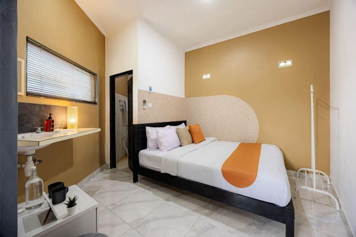 WiFi (free), bed sheets