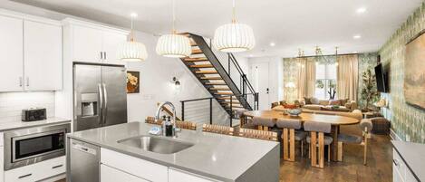 Réfrigérateur, micro-ondes, four, plaque de cuisson