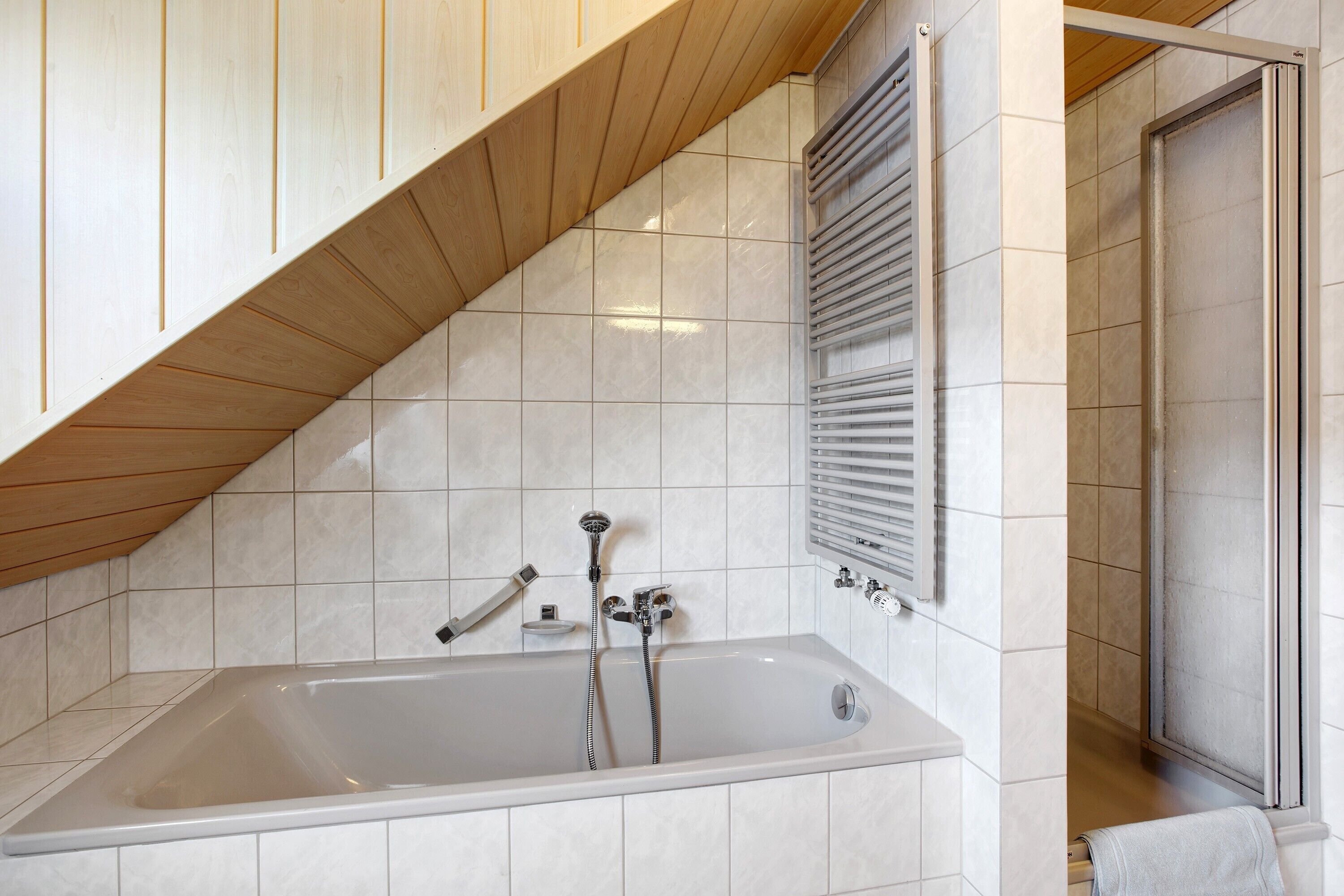 Douche, sèche-cheveux, serviettes fournies