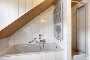 Shower, hair dryer, towels - Apartment 'With 60sqm' with Shared Garden and Wi-Fi (Rheinfelden (Baden))