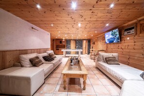 Smart TV, fireplace, ping pong, books