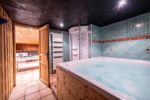 Douche, sèche-cheveux, savon, shampoing