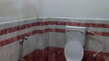 Ducha, artículos de tocador gratuitos, toallas, papel higiénico