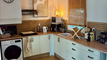 Een microgolfoven, een kookplaat