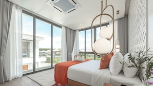 Una habitación de hotel moderna con una cama grande, vistas de la ciudad y un balcón.