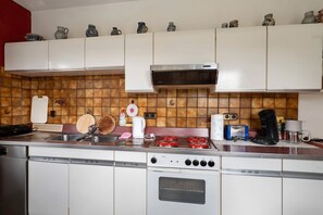 Frigorífico, microondas, horno y placa de cocina