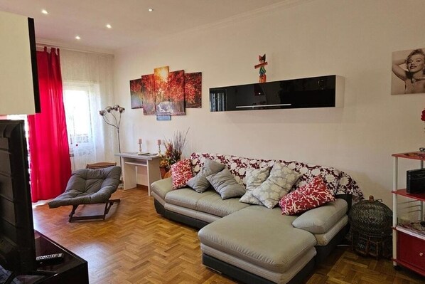 TV - Tourist Accommodation Rome, Cinecittà (Roma)