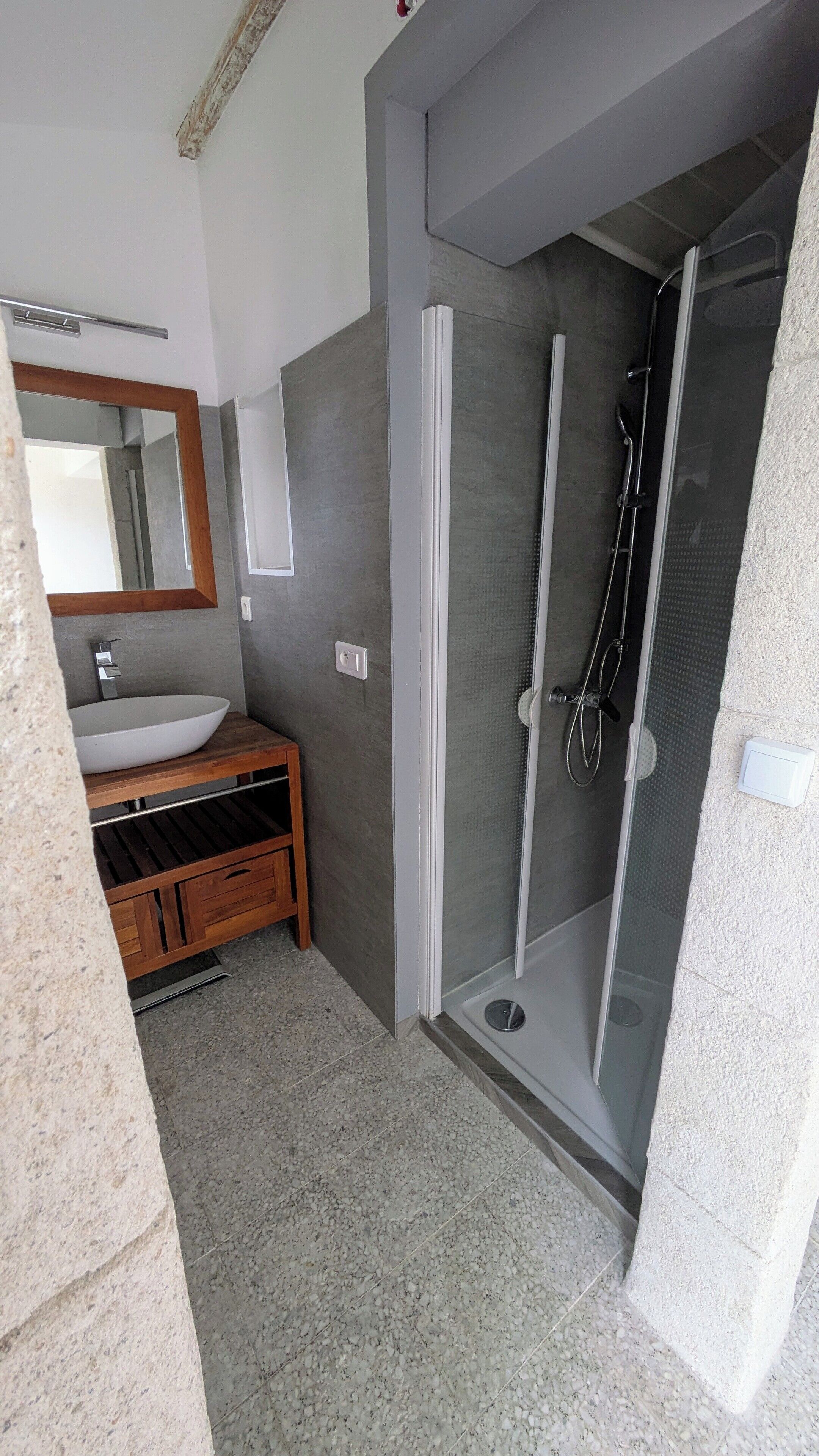 Een douche, handdoeken, zeep, toiletpapier