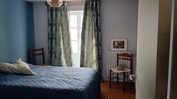 Iron/ironing board, bed sheets