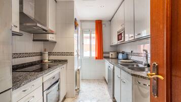 Een koelkast, een microgolfoven, een oven, een kookplaat