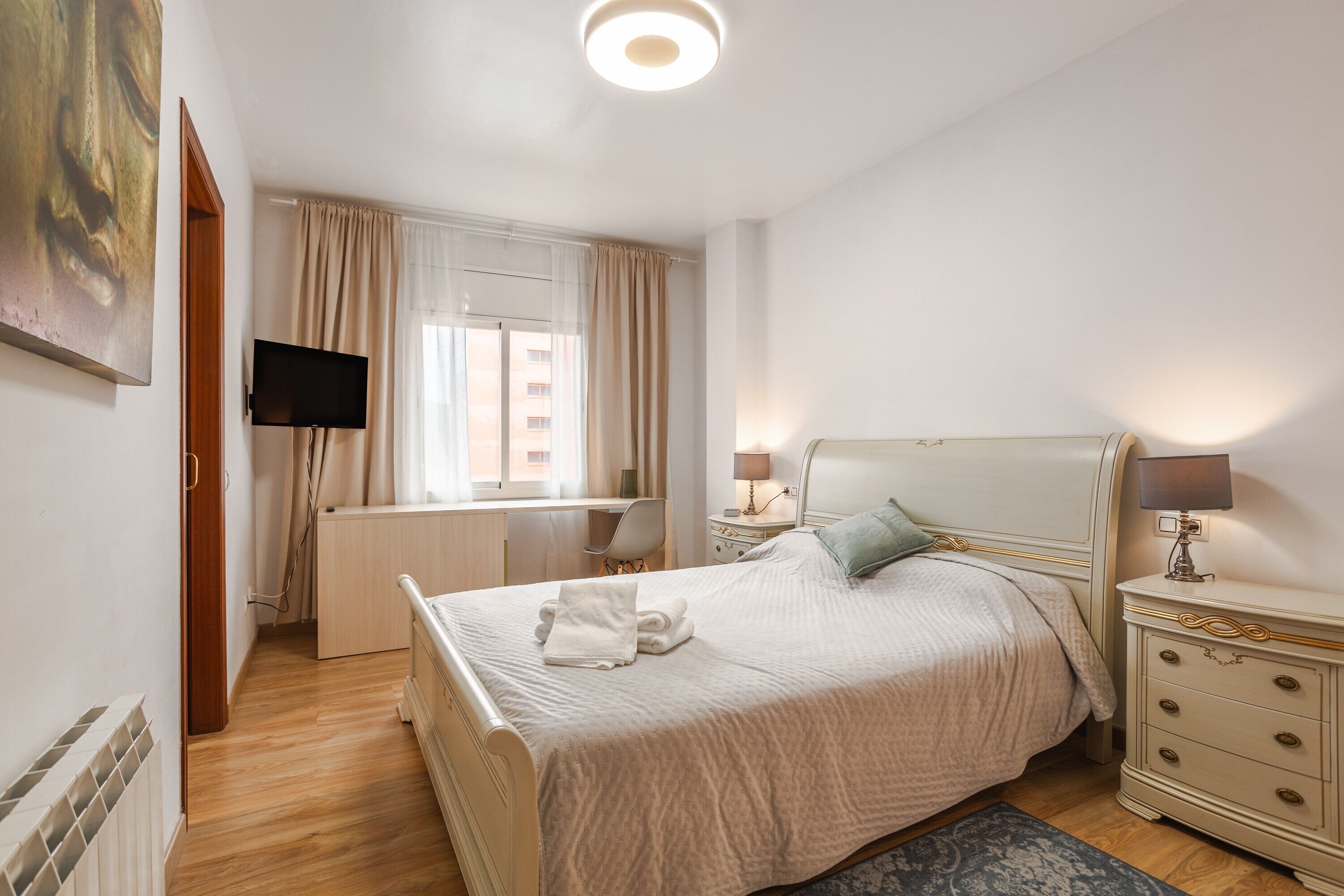 3 Schlafzimmer, Schreibtisch, Bügeleisen/Bügelbrett, WLAN