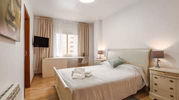 3 Schlafzimmer, Schreibtisch, Bügeleisen/Bügelbrett, WLAN