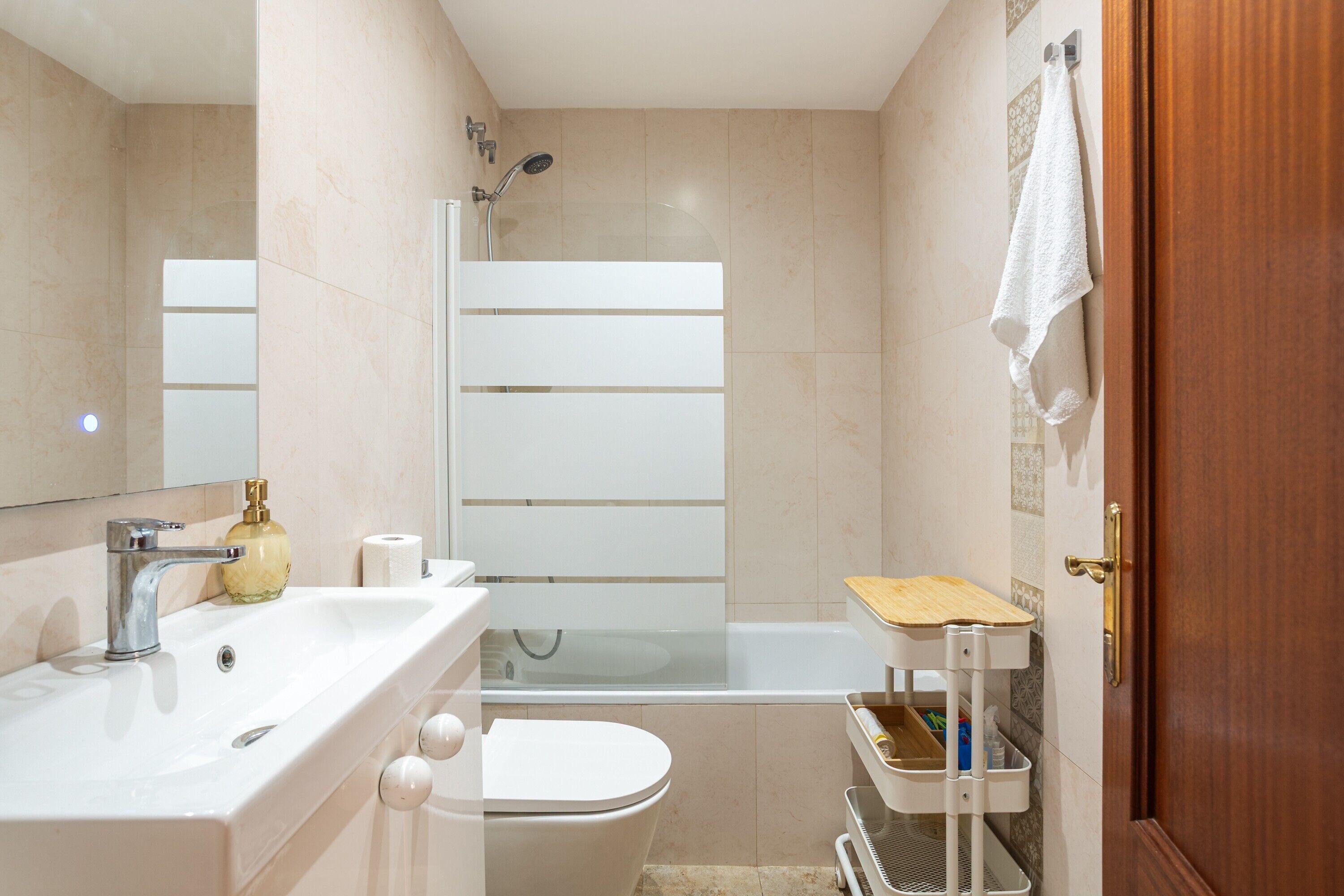 Dusch, gratis toalettartiklar, hårtork och handdukar