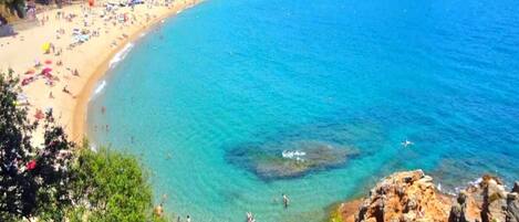 Una spiaggia nelle vicinanze