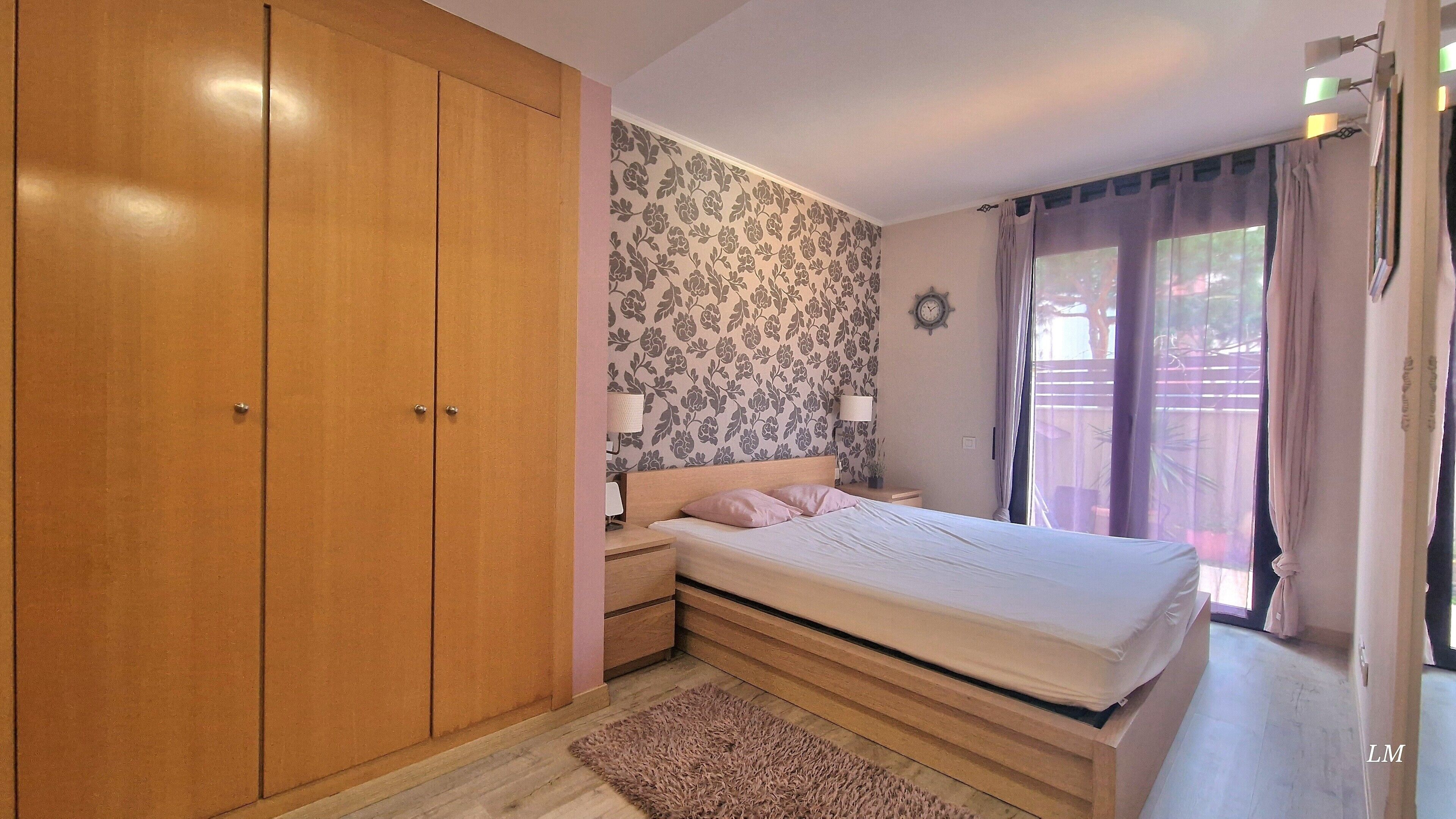 2 bedrooms, desk, iron/ironing board, WiFi