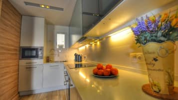 Een koelkast, een microgolfoven, een oven, een kookplaat