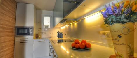 冷蔵庫、電子レンジ、オーブン、コンロ