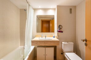 Douche, séchoir à cheveux, serviettes fournies