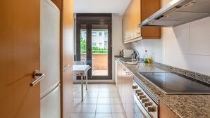 Een moderne keuken met een ingebouwde oven, een kookplaat en een spoelbak.