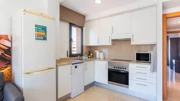 Køleskab, mikrobølgeovn, ovn, kogeplade