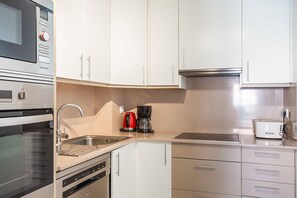 ثلاجة، ميكروويف، فرن، موقد طهي مسطح