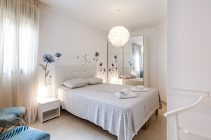 2 bedrooms, desk, iron/ironing board, WiFi