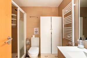 Dusche, Haartrockner, Handtücher