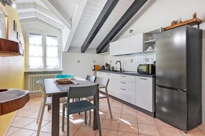 Kühlschrank, Mikrowelle, Herdplatte, Geschirrspüler