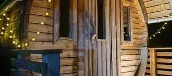 Stylish vacation apartment with barrel sauna and hot tub