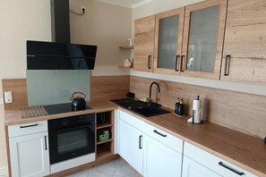 Réfrigérateur, four, plaque de cuisson, lave-vaisselle