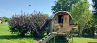 Stilvolle Ferienwohnung mit Fasssauna im Grünen