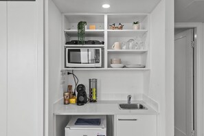Kühlschrank, Mikrowelle, Wasserkocher mit Kaffee-/Teezubehör, Toaster