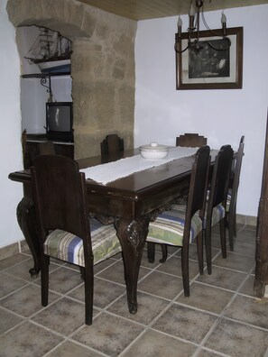 A dining table with chairs, a television, and a framed picture on the wall. - Casa Bohemio - Tabarca (Tabarca)