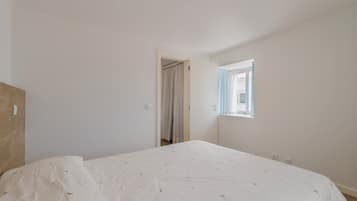 3 habitaciones, tabla de planchar con plancha, wifi y ropa de cama