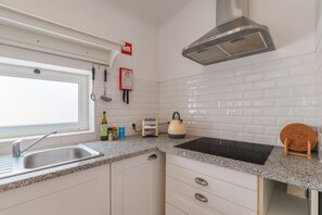 Refrigerador, microondas, parrilla de estufa y cafetera y tetera