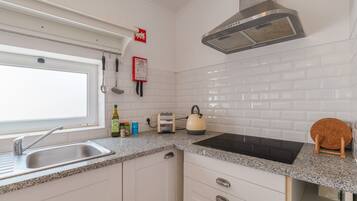 Kylskåp, mikrovågsugn, spishäll och kaffe- och tebryggare