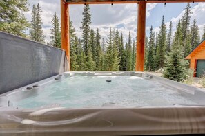 Outdoor spa tub - The Mountain Gem Chalet / Hot Tub • Luxe Log Retreat (Fairplay)