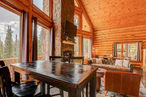 The Mountain Gem Chalet / Hot Tub • Luxe Log Retreat